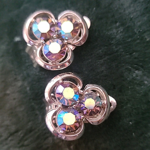 Vintage Gold Tone PAKULA Clover Aurora Borealis Rhinestones Clip On Earrings - Picture 2 of 4